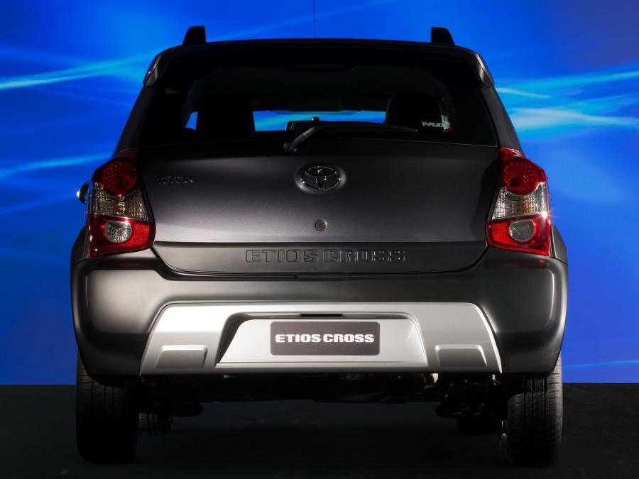  Toyota Etios Cross 2013 года  (фото 3 из 20)